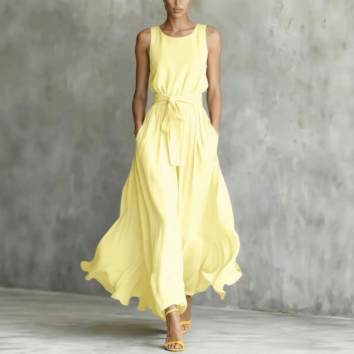 Dames maxi-jurk met vetersluiting. Elegante, mouwloze zomerjurk, vrouwelijk en geschikt als feest- of vakantiejurk.