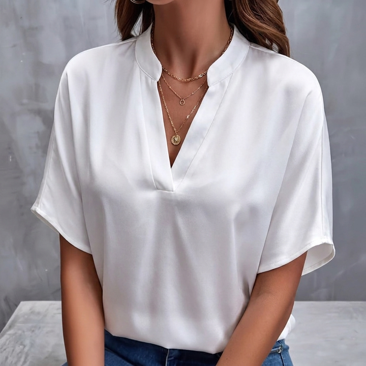 Elegante damesblouse met V-hals en korte mouwen, perfect voor kantoor of als stijlvolle zomer top.