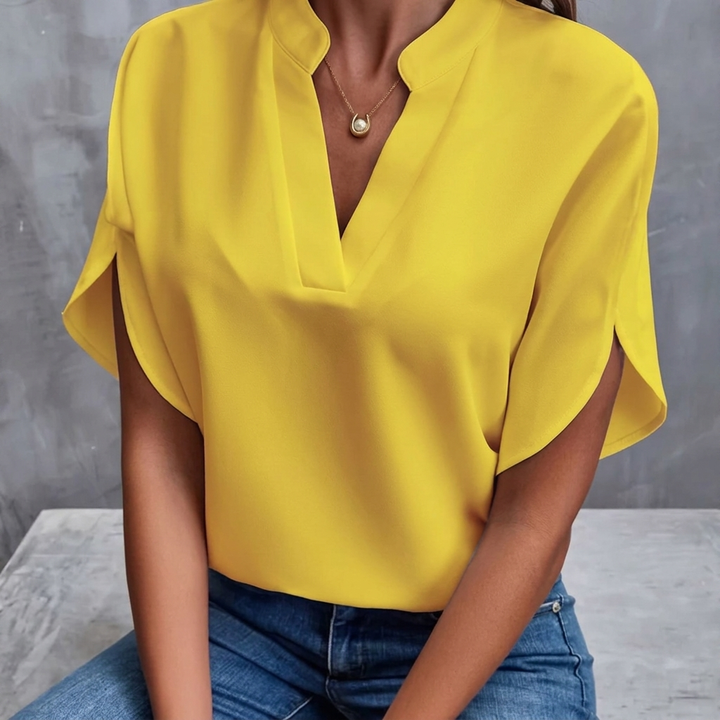 Stijlvolle damesblouse met korte mouwen en V-hals, een chique keuze voor zowel kantoor als vrije tijd.