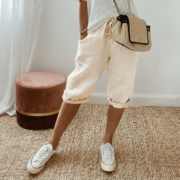 Dames cropped broek met elastische tailleband voor zomercomfort. Casual damesmode, ideaal voor vakantie.