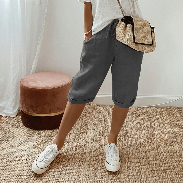 Casual cropped damesbroek met elastische taille, ideaal voor een relaxte zomerwandeling of vakantie. Zomerbroek.
