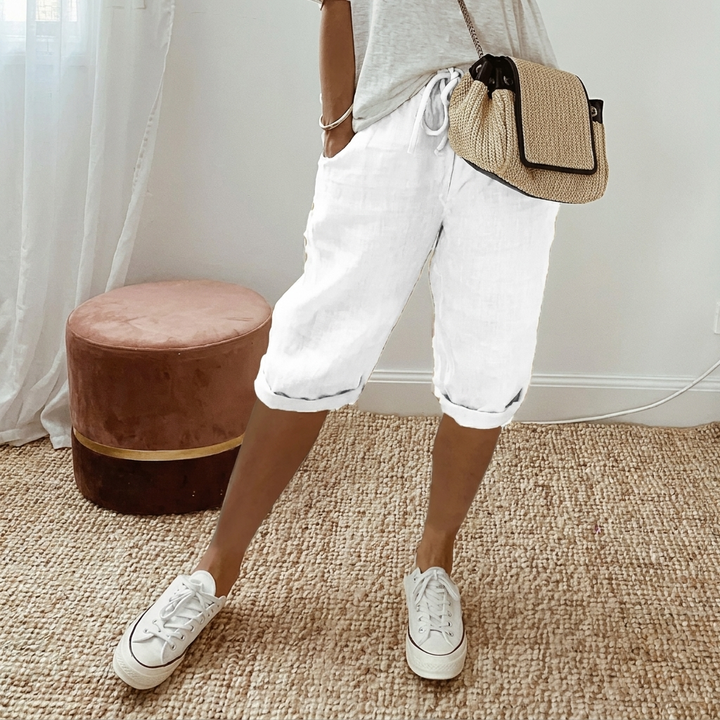 Dames cropped broek, close-up van de elastische tailleband. Biedt optimale pasvorm en comfort voor de zomer.
