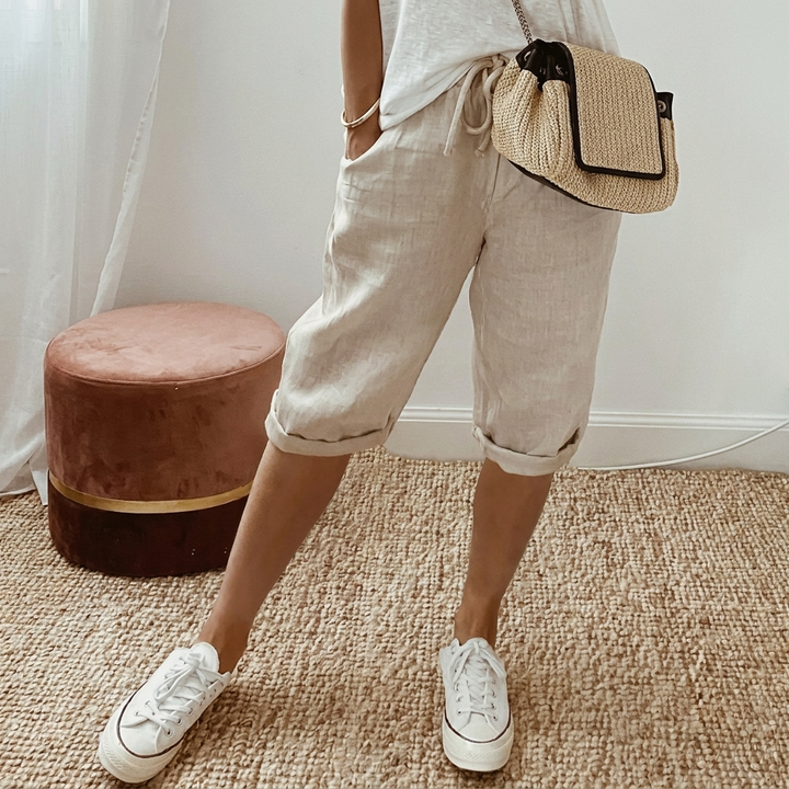 Zomerse cropped damesbroek met comfortabele elastische tailleband. Ideaal voor ontspannen dagen en damesmode.