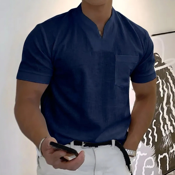 Man draagt ademend heren sport T-shirt CJ26 met korte mouwen en borstzak tijdens een fitness workout.