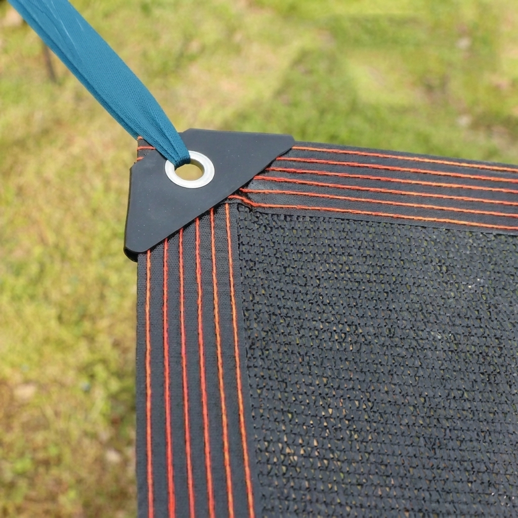 Detail van het universele anti-UV schaduwnet, toont de stevige weefstructuur voor optimale zonwering.