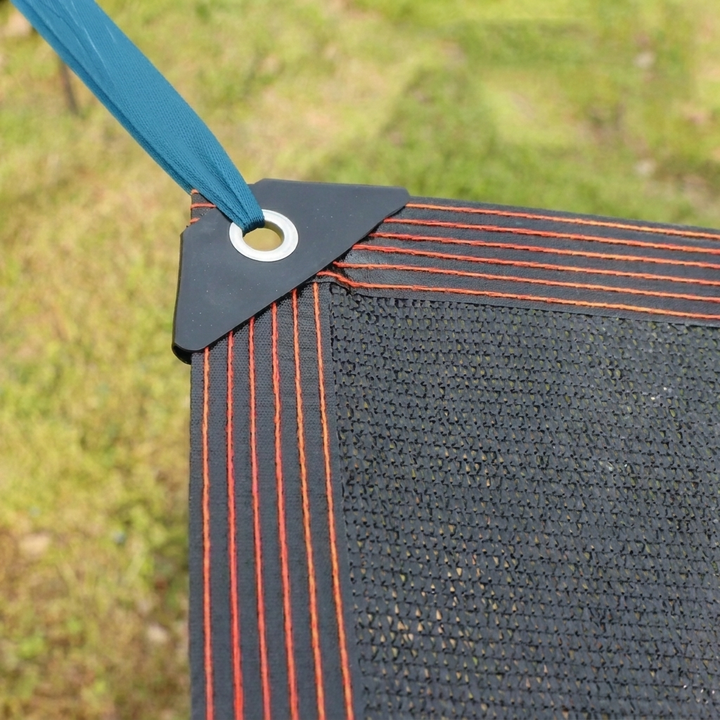Detail van het universele anti-UV schaduwnet, toont de stevige weefstructuur voor optimale zonwering.