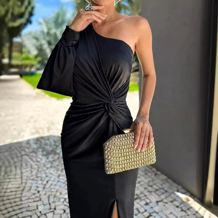 Chique one shoulder damesjurk, slim fit met asymmetrisch knoopdetail en hoge split. Ideaal als feest- of avondjurk.