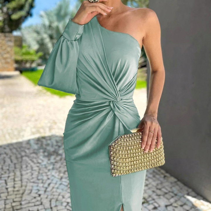 Elegante dames feestjurk, one shoulder met schouderknoop en split. Comfortabele slim fit polyester cocktailjurk.