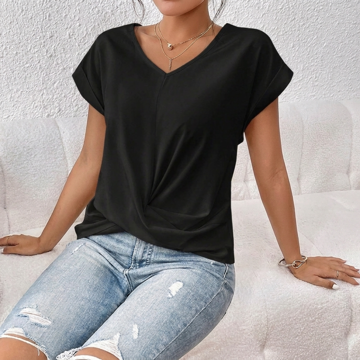 Modieus dames T-shirt met V-hals en trendy knoopdetail, perfect voor zomerkleding.