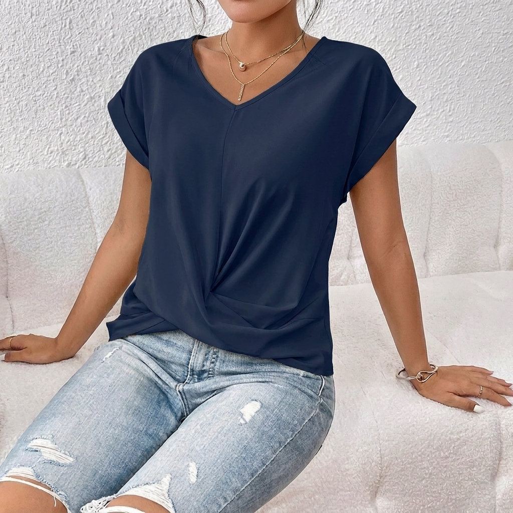 Dames T-shirt met korte mouwen, V-hals en elegant knoopdetail. Comfortabele casual top.
