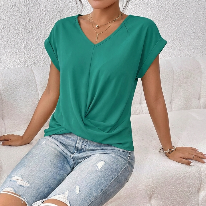 Veelzijdig dames T-shirt met V-hals en knoopdetail, perfect voor diverse casual outfits.
