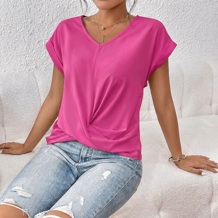 Zomers dames T-shirt met V-hals en stijlvol knoopdetail. Trendy en luchtig.