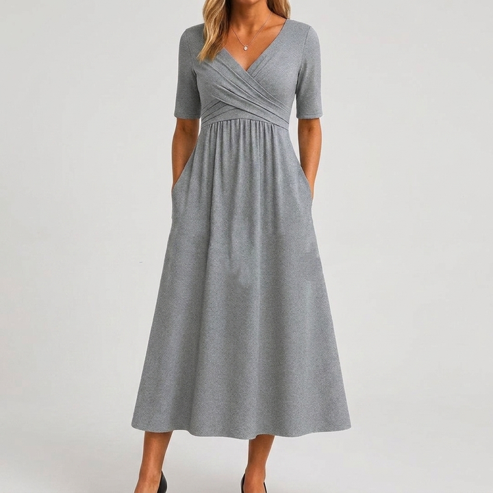 Veelzijdige damesjurk met V-hals en korte mouwen, perfect voor zowel casual als chique zomerstijlen.