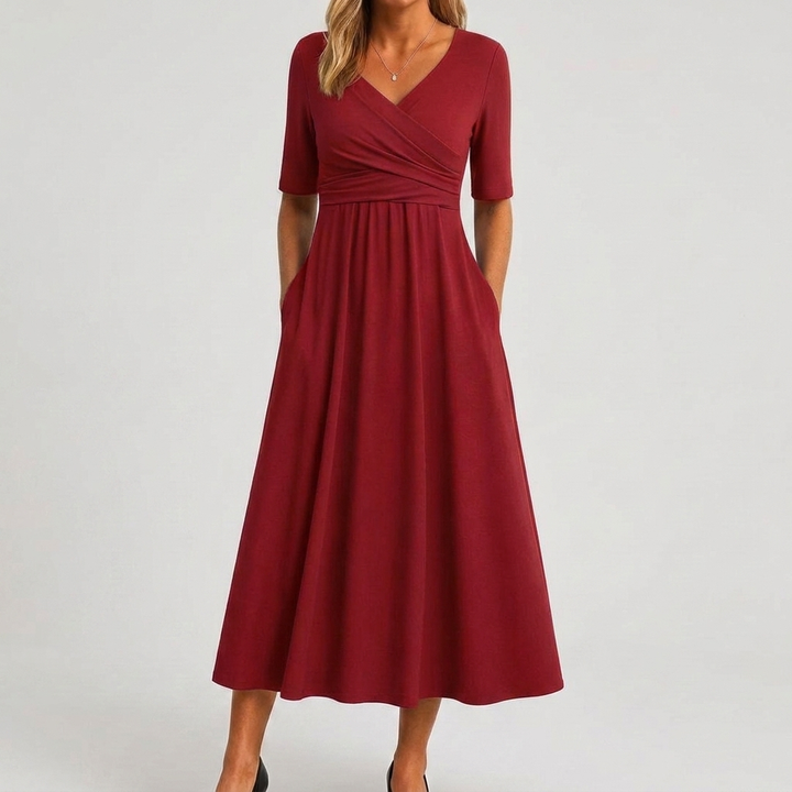 Model draagt stijlvolle effen dames zomerjurk met V-hals, comfortabele pasvorm, ideaal voor elke gelegenheid.