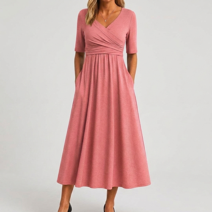 Tijdloze effen dames zomerjurk met V-hals en korte mouwen. Een veelzijdige en comfortabele toevoeging.