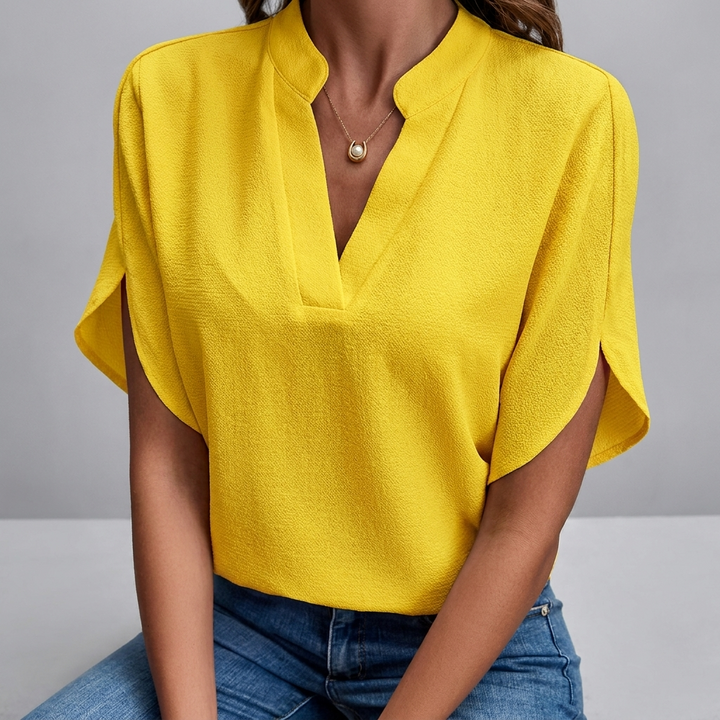 Ademende zomerblouse voor dames, met comfortabele pasvorm en stijlvolle V-hals en korte mouwen.