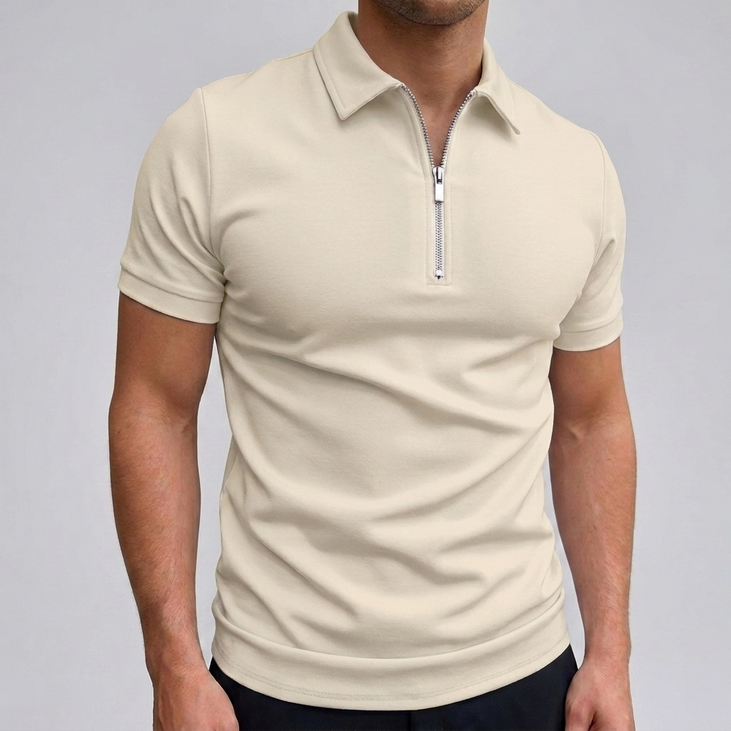 Model draagt casual heren poloshirt met korte mouwen, perfect voor zomerse dagen en ontspannen vrije tijd.