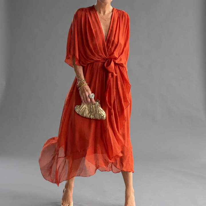 Veelzijdige elegante damesjurk met comfortabele vleermuismouwen. Geschikt als zomer- of feestjurk.