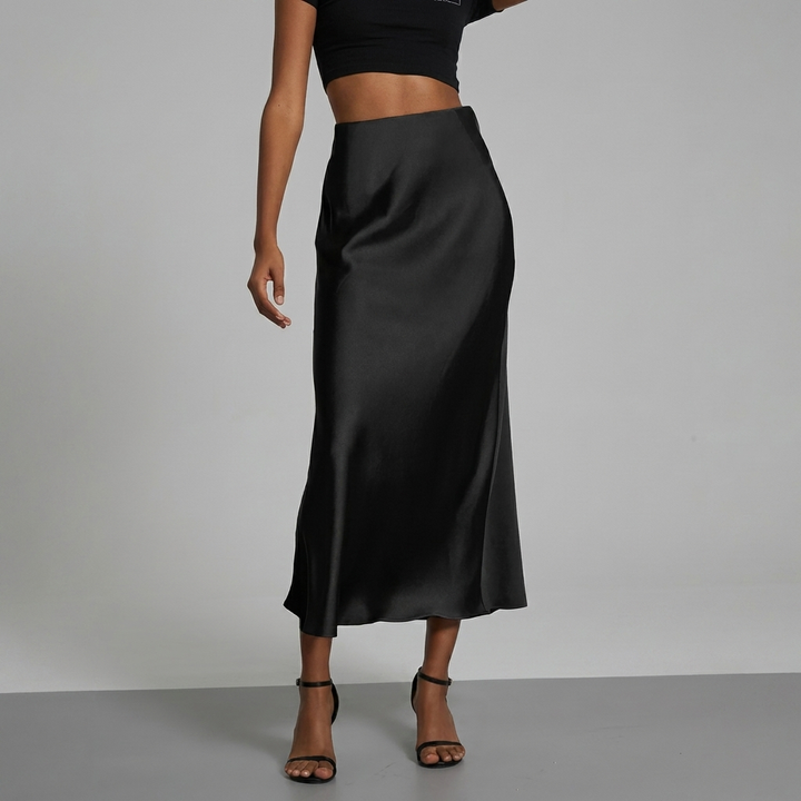 Stijlvolle satijnen midi rok voor dames, ideaal voor een elegante avondlook of professionele zakelijke outfit.