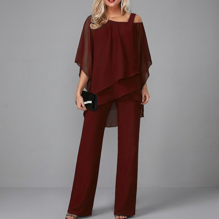 Modieuze dames tweedelige outfit: vleermuistop met rechte broek. Een elegante en comfortabele set voor diverse gelegenheden.