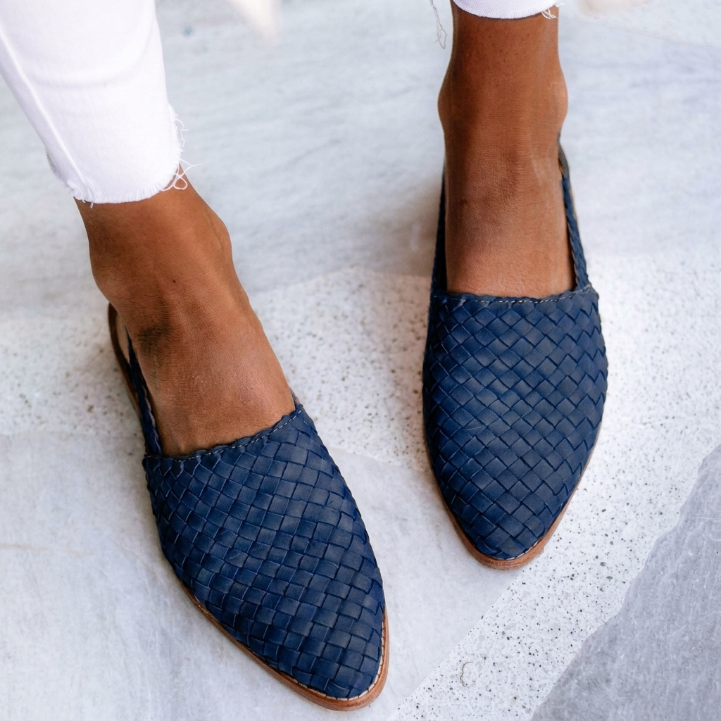 Elegante dames zomersandalen met gesloten neus, comfortabel voetbed en platte zool voor dagelijks gebruik.