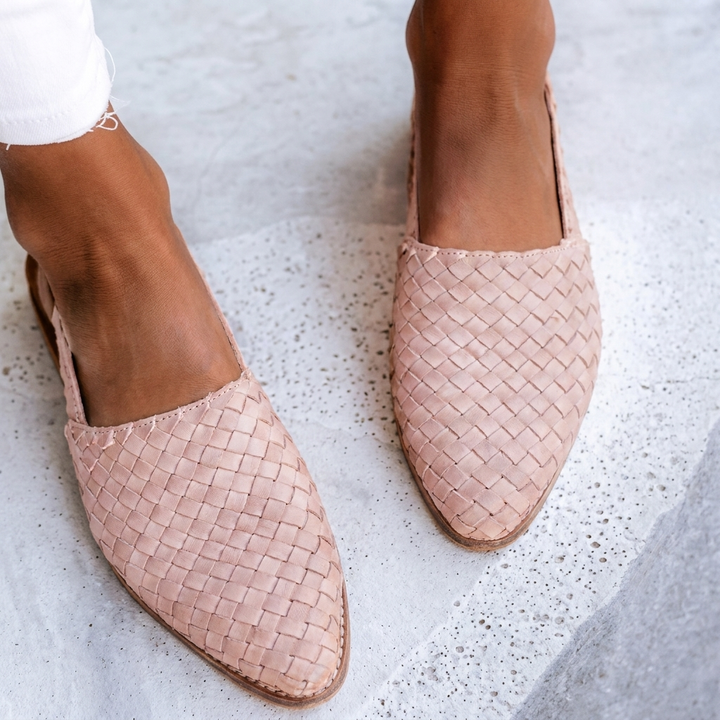 Zomerse dames sandalen met dichte neus, platte zool en modieuze gesp. Perfecte casual zomerschoenen.
