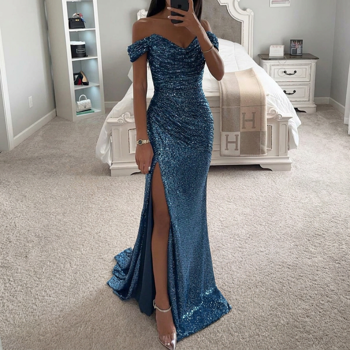 Stijlvolle off-shoulder damesjurk CJ26 met glinsterende pailletten en een elegante split. Chic voor elk feest.
