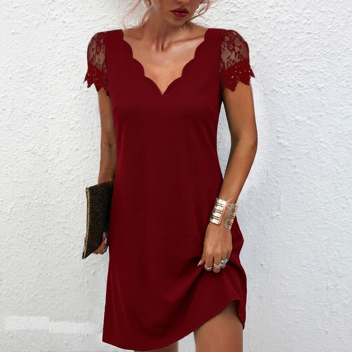 Modieuze witte damesjurk van chiffon met kanten details en v-hals, ideaal als feestjurk of casual zomeroutfit.