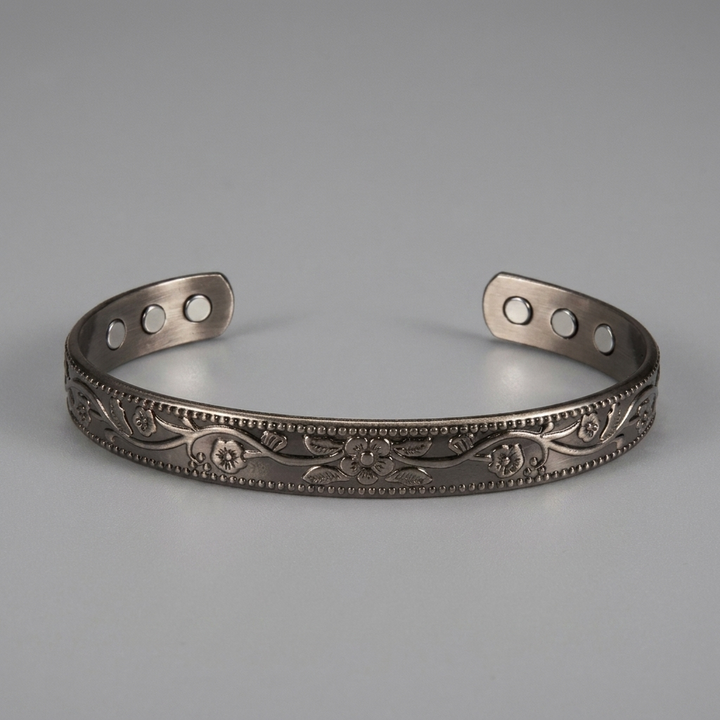 Elegant koperen unisex sieraad: een comfortabele magnetische therapie armband, perfect als uniek accessoire.