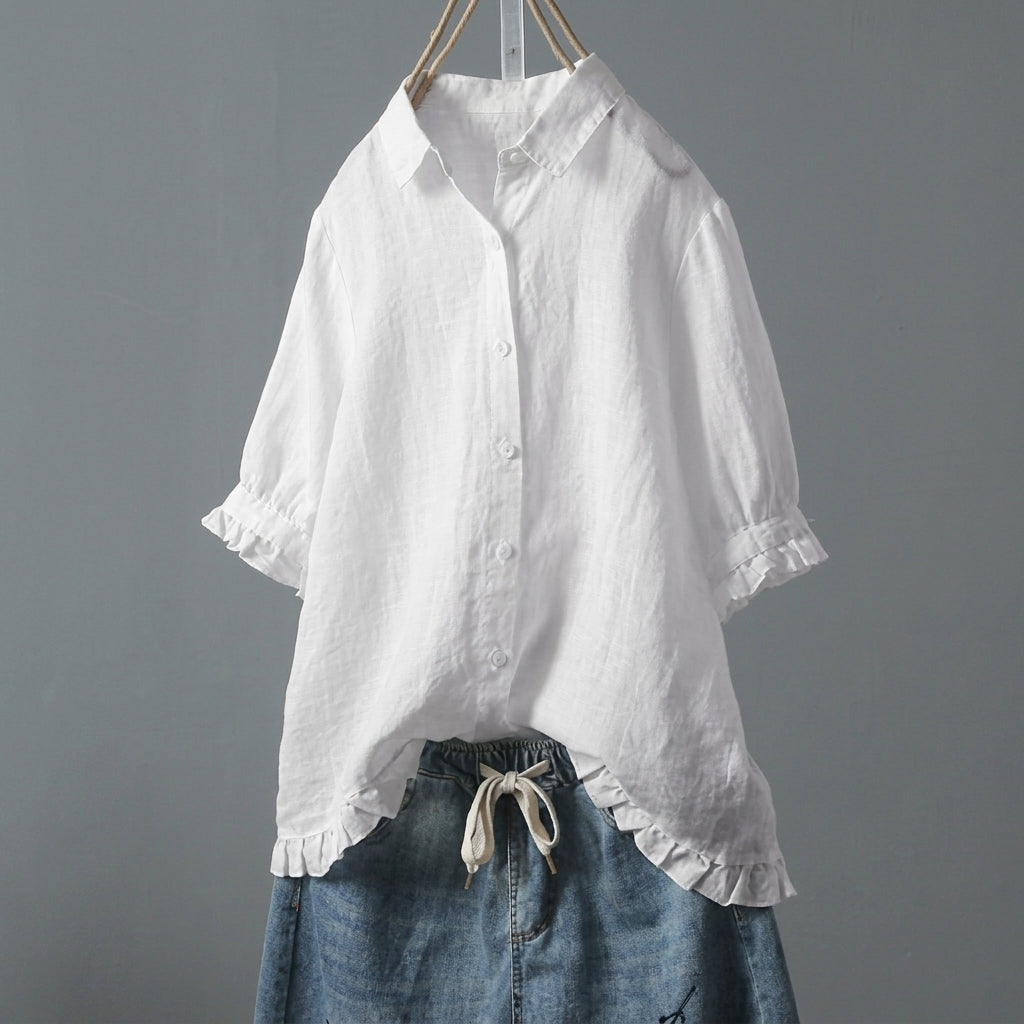 Elegante witte damesblouse met ruches en klassieke knoopsluiting, perfect voor een stijlvolle dagelijkse look.