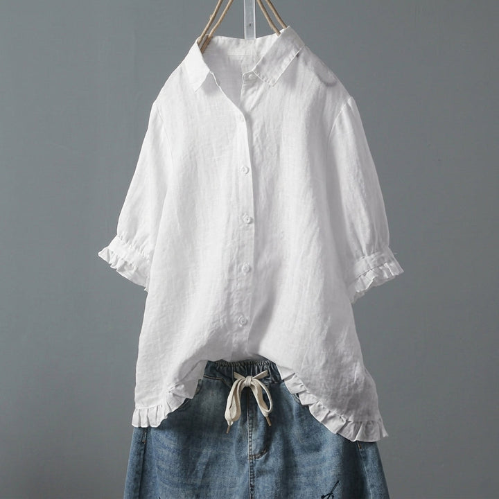 Elegante witte damesblouse met ruches en klassieke knoopsluiting, perfect voor een stijlvolle dagelijkse look.