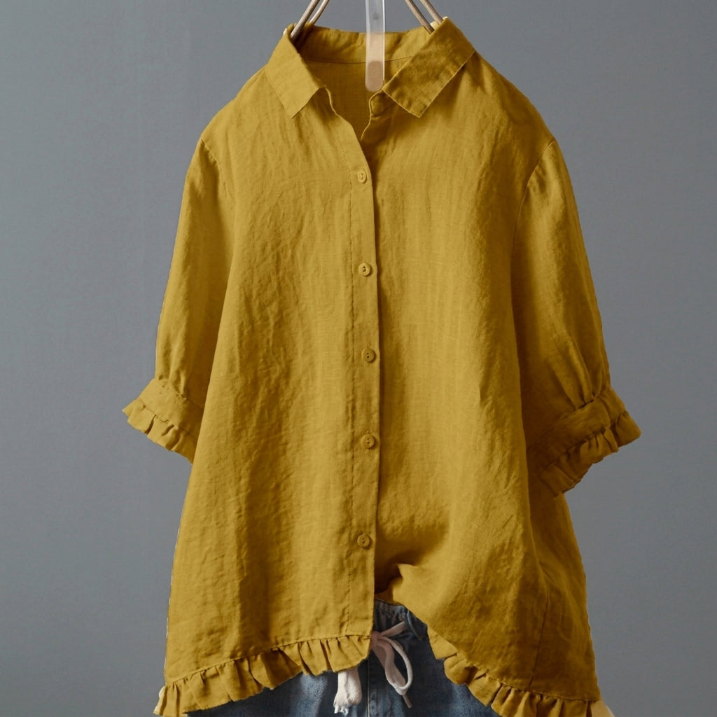 Gele damesblouse met subtiele ruches en knoopjes, ideaal voor een frisse lentelook of zomerse outfit.
