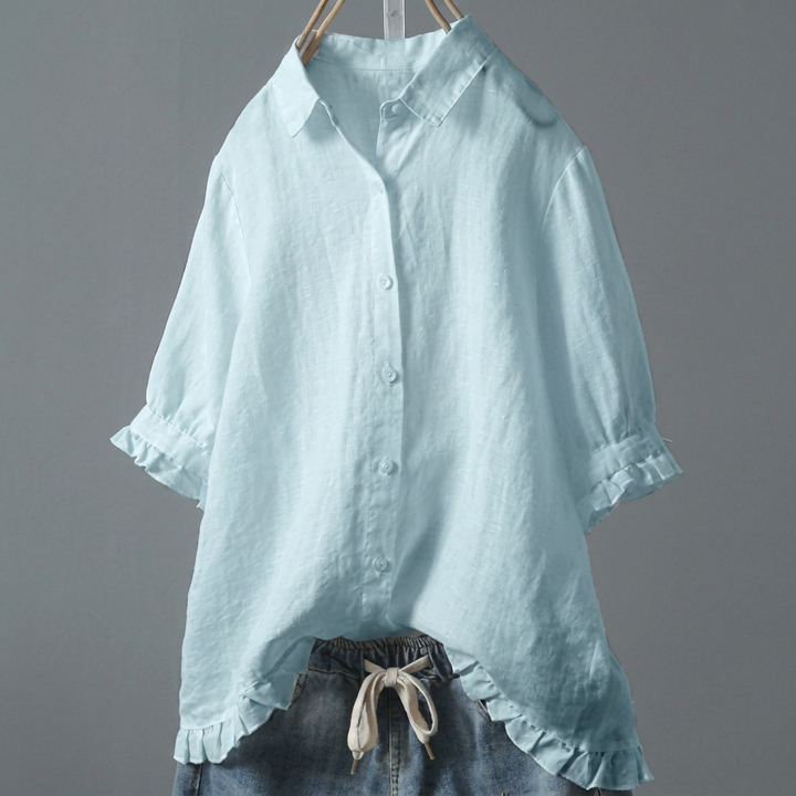 Blauwe damesblouse met elegante ruches aan de kraag en knoopsluiting, comfortabele fashion top voor dames.