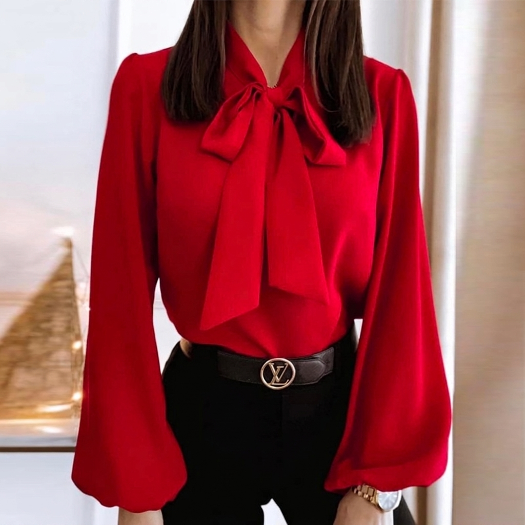 Stijlvolle dames strikblouse met klassieke kraag, lange mouwen en elegante pasvorm, perfect voor fashion bewuste dames.