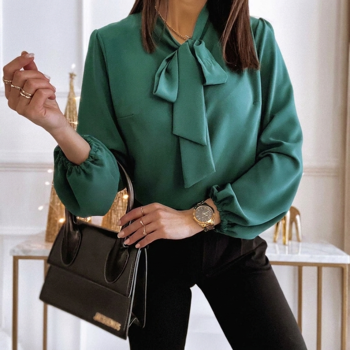 Dames kantoorblouse met strik en klassieke kraag, ideaal voor een elegante en tijdloze zakelijke damesmode collectie.