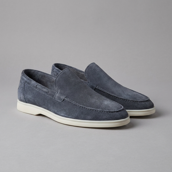 Grijze matte instap loafers, veelzijdige herenschoenen voor zowel formele als informele gelegenheden.