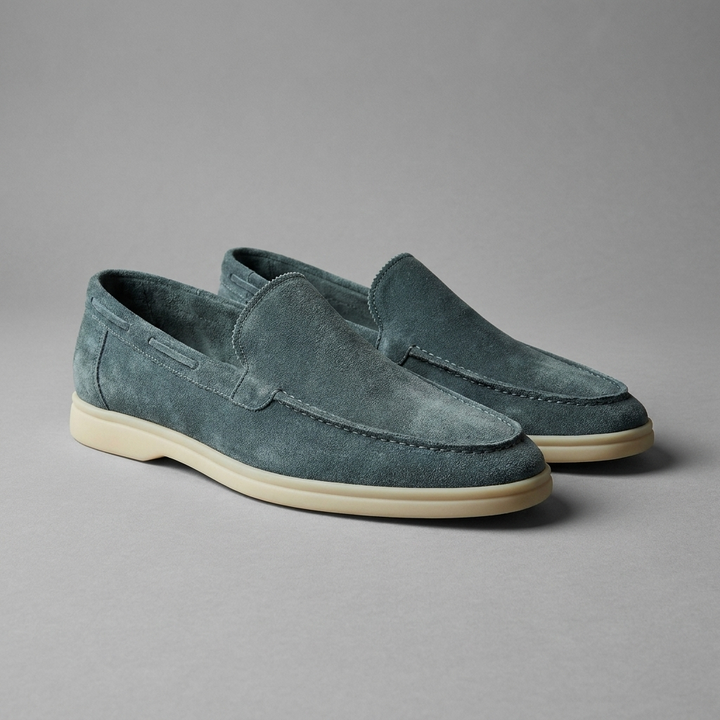 Vrolijke gele matte instap loafers voor heren, een comfortabele en opvallende casual schoen.