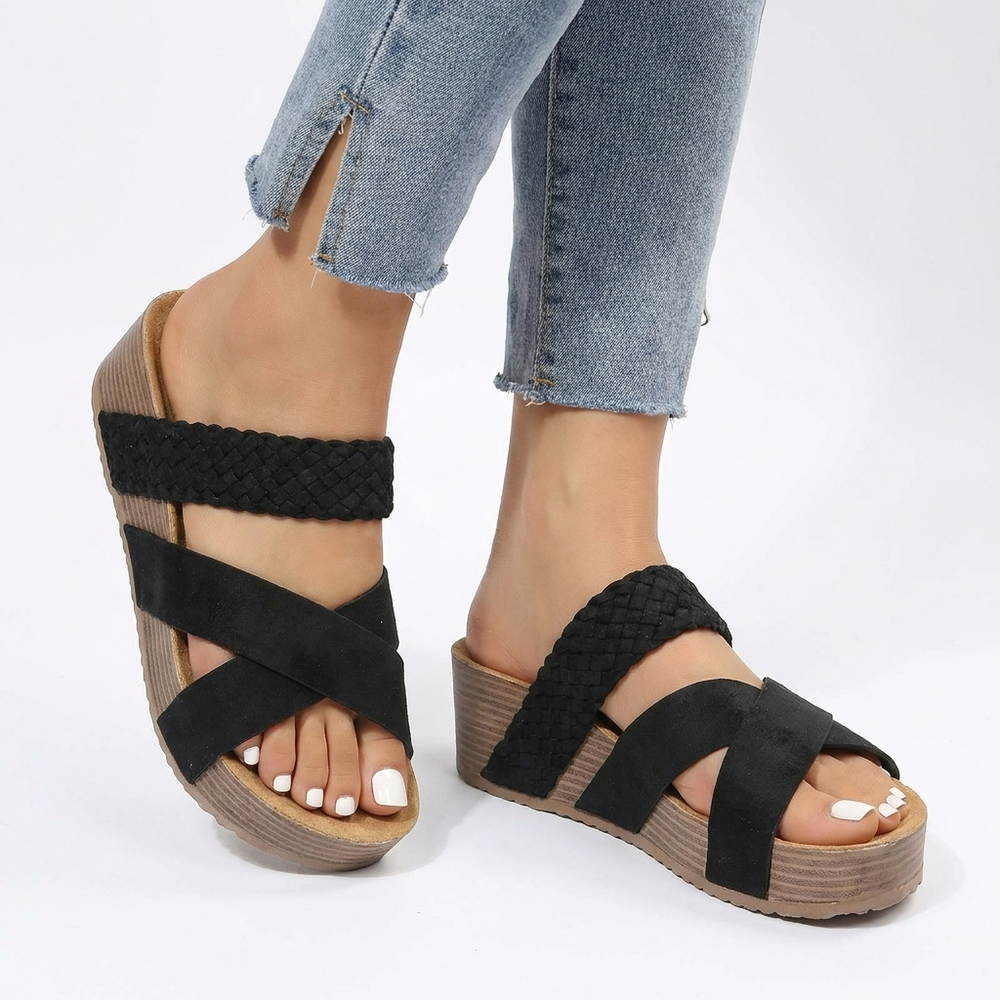Zwarte platformsandalen voor dames, grote maten, met stijlvolle kruisbanden en platte zool. Ideaal voor zomer & strand.