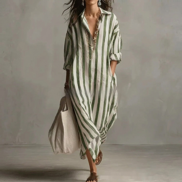 Comfortabele en elegante dames gestreepte blousejurk met kraag. Klassieke A-lijn overhemdjurk voor lentemode.