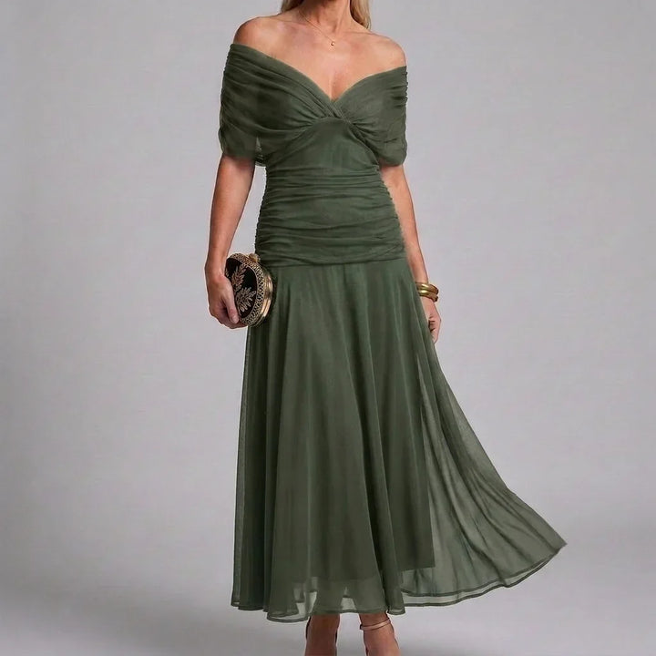 Stijlvolle A-lijn zomerjurk voor dames met V-hals, zowel casual als chic.