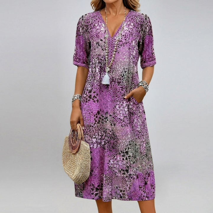 Casual dames zomerjurk met modieuze print en v-hals. Losse pasvorm, comfortabel en elegant voor dagelijks gebruik.