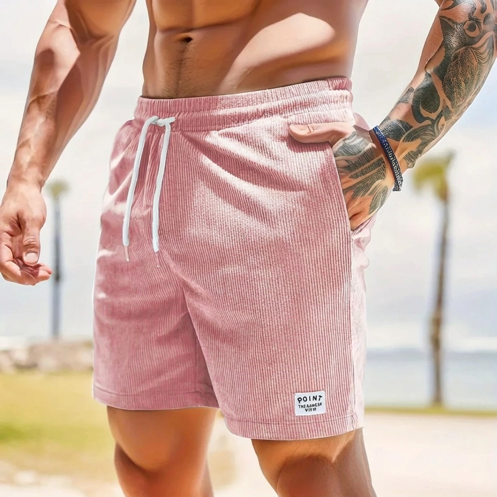 Heren casual vintage shorts met rechte pasvorm gedragen in zomerse omgeving, comfortabel.