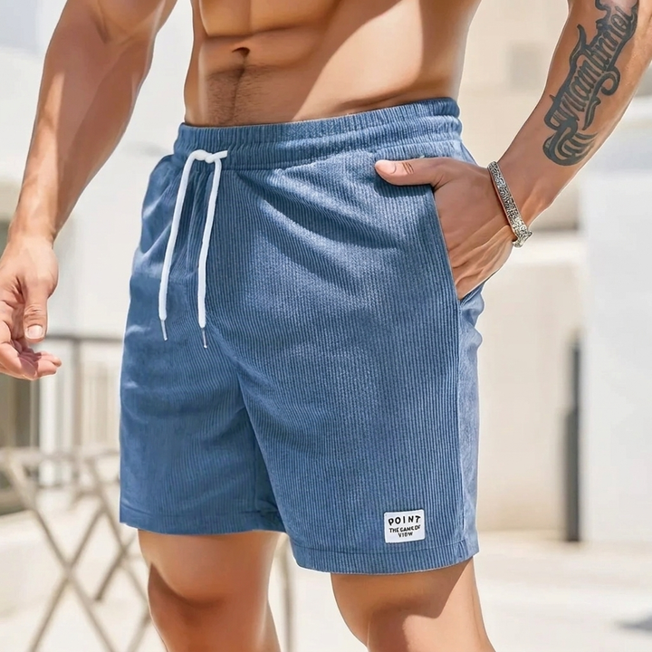 Man draagt casual vintage herenshorts met rechte pasvorm, veelzijdig voor dagelijkse mode.