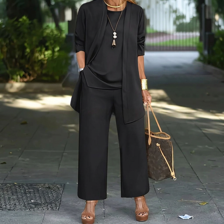 Moderne dames outfit: driedelige set met elegante pantalon en gelaagde dameskleding.