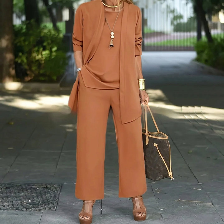 Elegante dameskleding: driedelige set met wijde broek en gelaagde top, comfortabel en stijlvol.