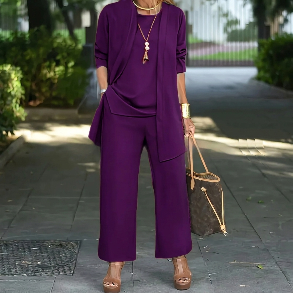 Stijlvolle driedelige damesset. Comfortabele pantalon en elegante gelaagde dameskleding.