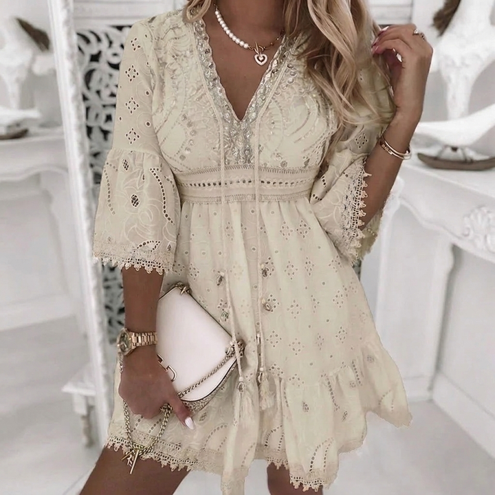 Elegante dames midi-jurk met V-hals, verfijnd borduurwerk en driekwartmouw, ideaal voor zomer of lente.