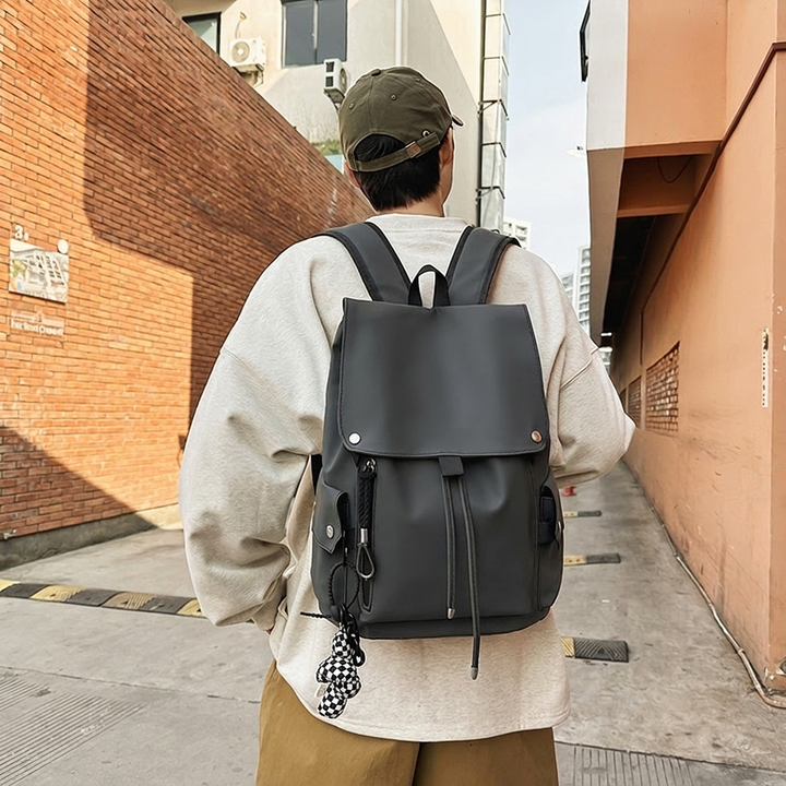 Man draagt ruime heren computertas tijdens pendelen; ergonomisch ontwerp en veilig laptopvak.