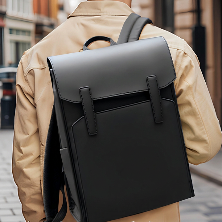 Stijlvolle zwarte laptoprugzak met grote capaciteit voor heren, perfect voor reizen en zakelijk gebruik.