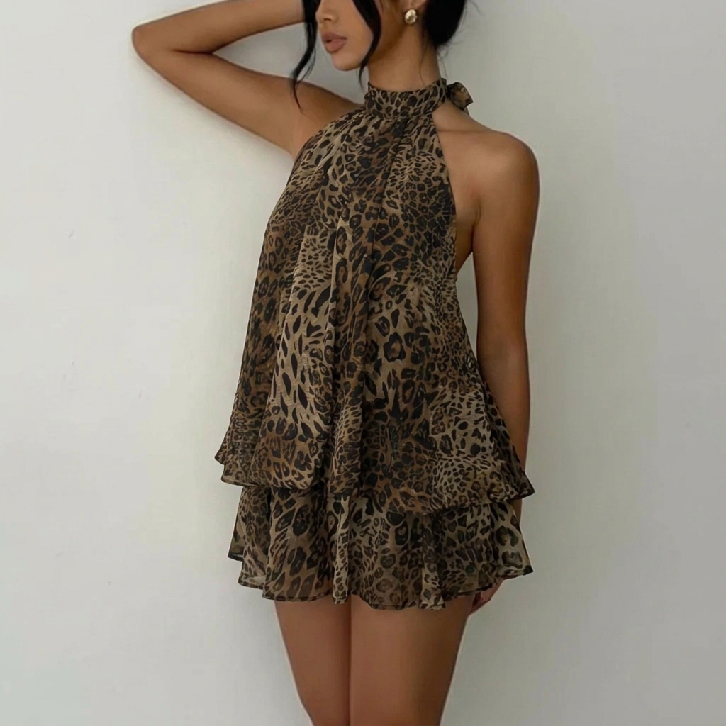 Stijlvolle dames minijurk met gelaagde rok, halter top en een chic open rug detail.